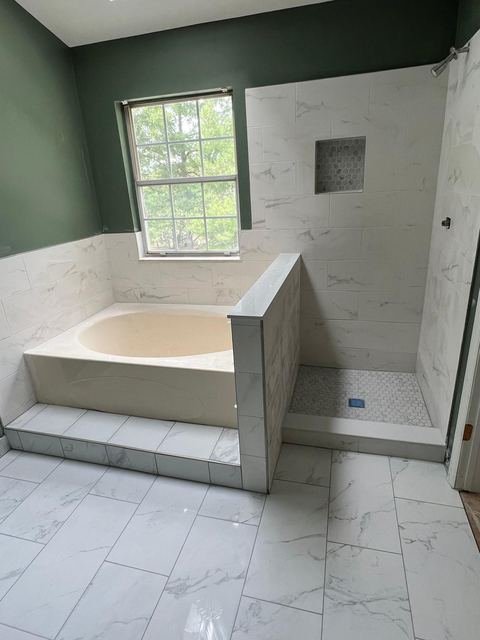Tub-and-shower wet zone in marble tile